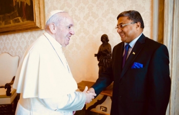 Ambassador Sibi George accompanied by Madam Joice Sibi had a farewell call on His Holiness Pope Francis on June 20, 2020 at Vatican.
